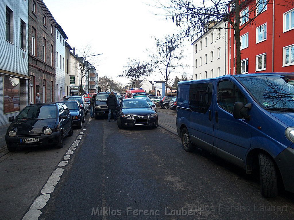 Einsatz Feuerwehr SEK Polizei Koeln Nippes Merheimerstr P085.JPG